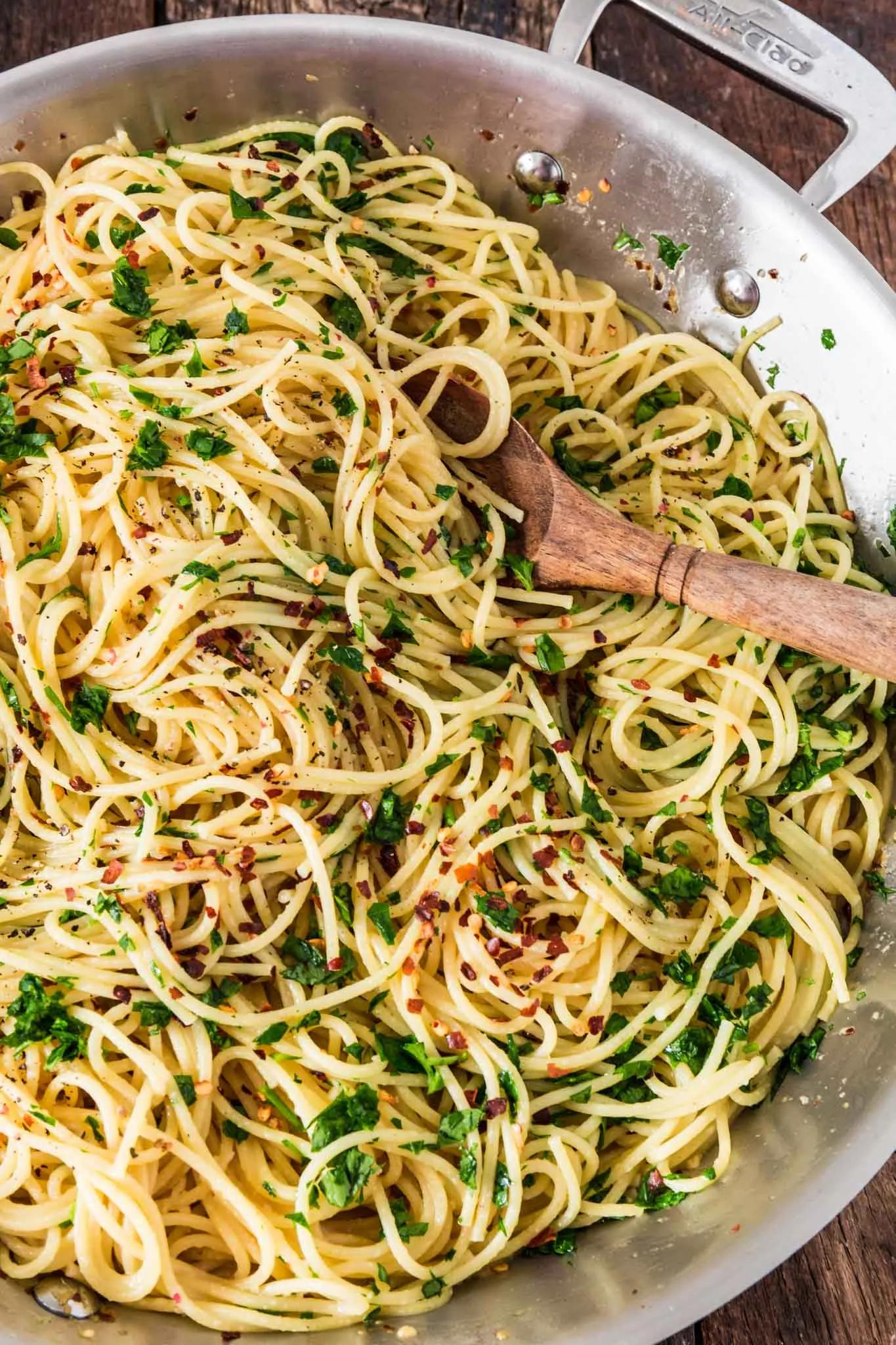 Spaghetti Aglio Olio e Peperoncino - Olivia&amp;#39;s Cuisine