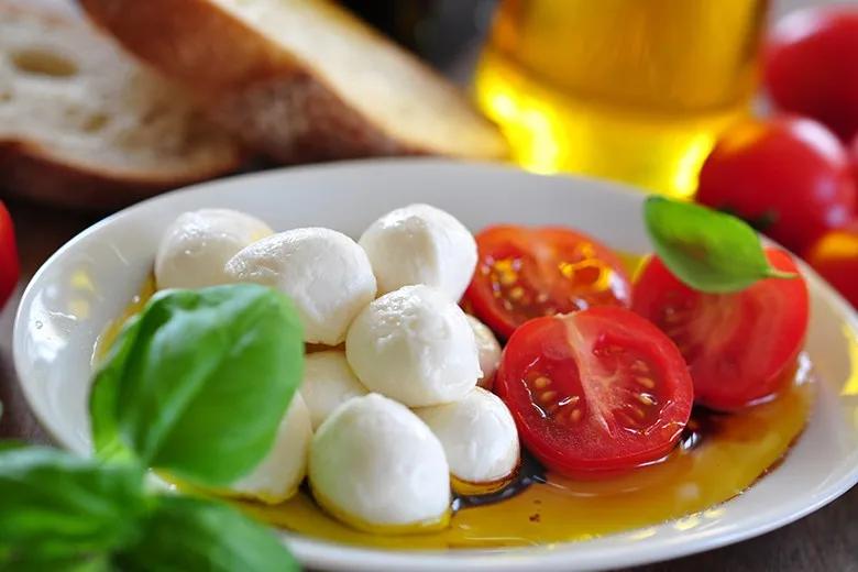 Mozzarella mit Tomaten und Basilikum - Rezept | GuteKueche.de
