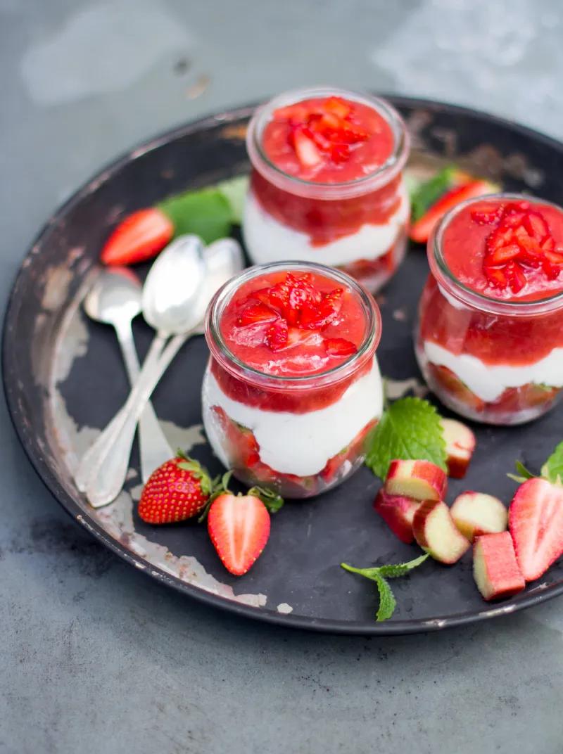 Rhabarber Erdbeer Dessert im Glas - TRYTRYTRY