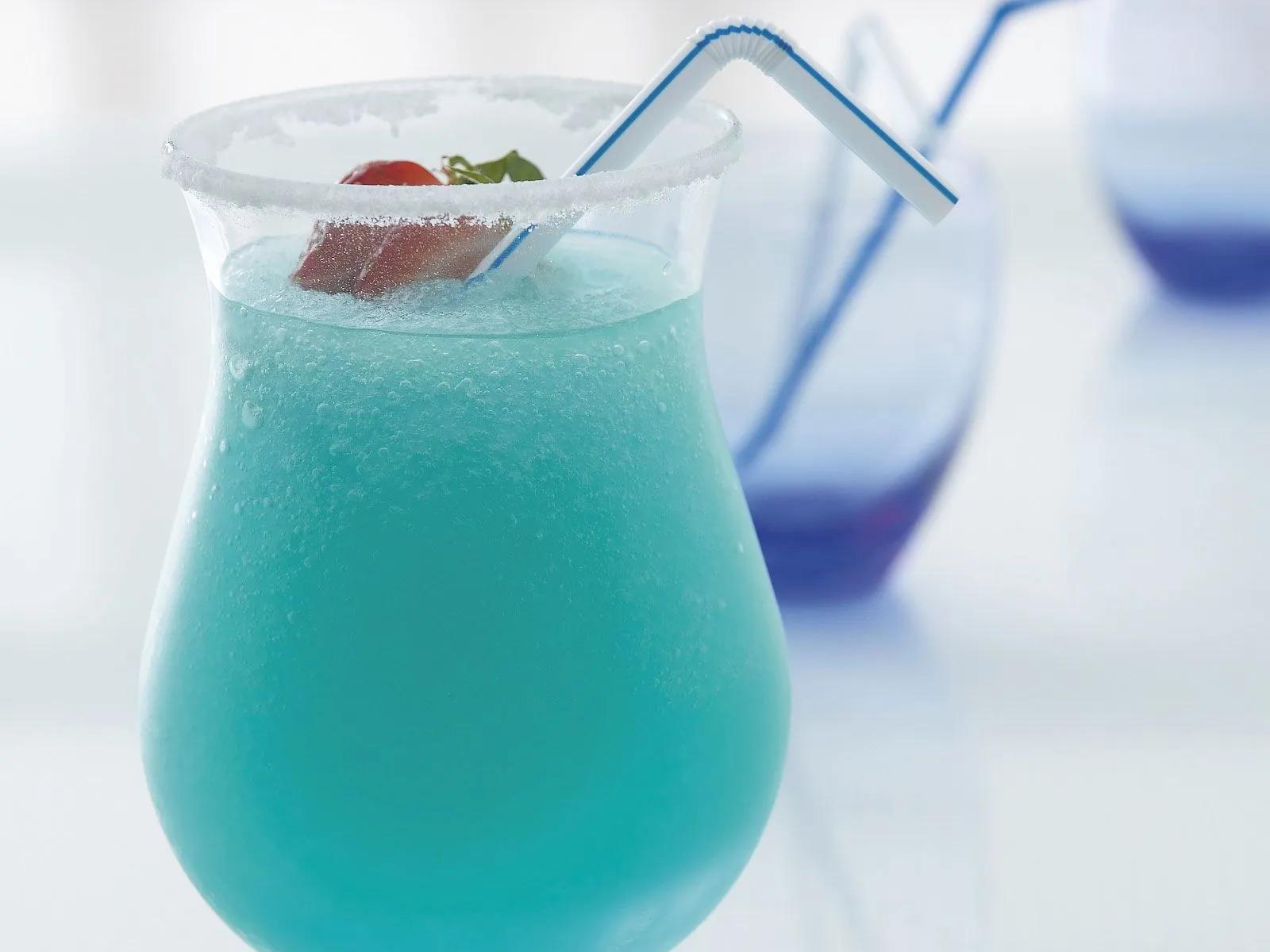 Blauer Sekt-Cocktail (Gulfstream) Rezept | EAT SMARTER