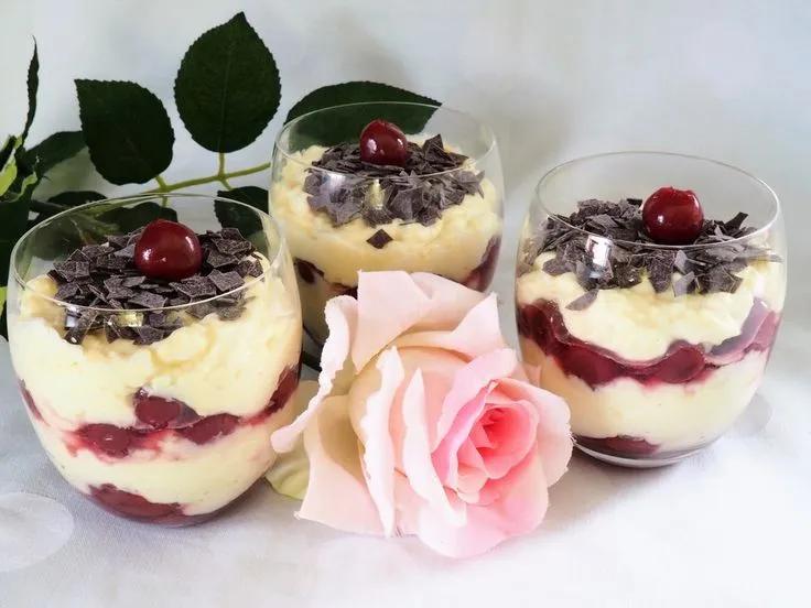 Kirsch-Pudding-Dessert von trekneb | Chefkoch | Pudding desserts ...