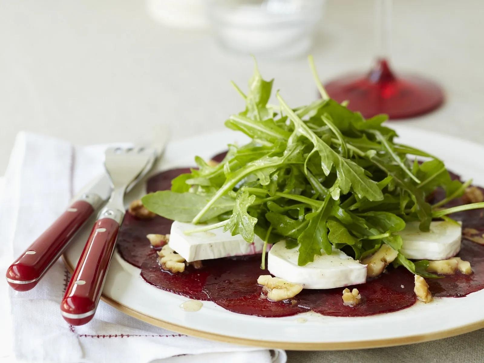 Rote-Bete-Carpaccio mit Ziegenkäse und Rucola Rezept | EAT SMARTER