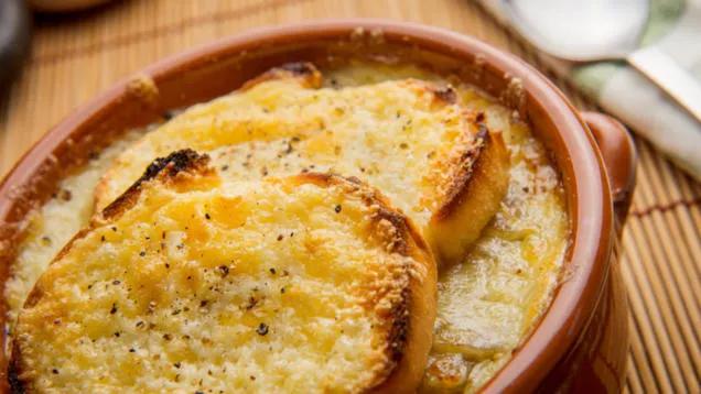 Das perfekte Dinner Rezepte - Frische Zwiebelsuppe französischer Art