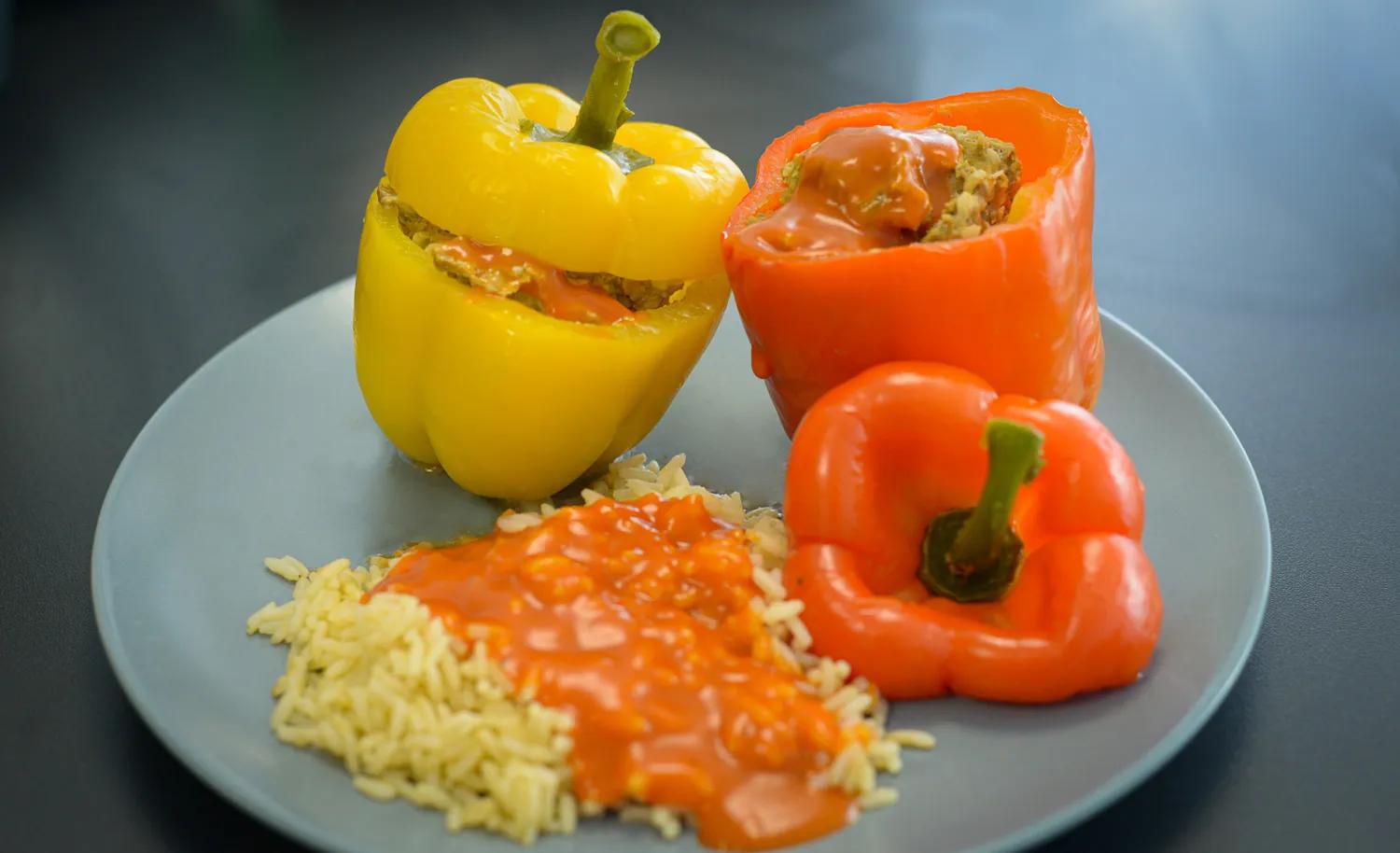 Gefüllte Paprika mit Reis und Tomatensauce