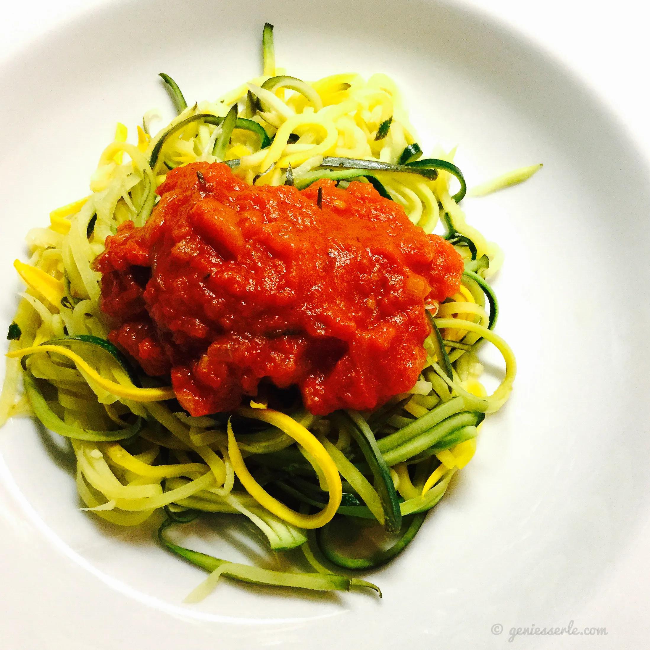 Zucchini-Nudeln mit Tomatensugo | … es geht auch ohne „Pasta ...