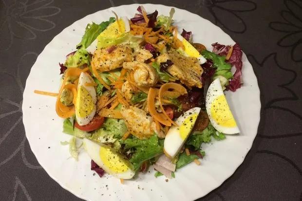 Fitness-Salat mit gebratenem Hühnerfleisch - Rezept