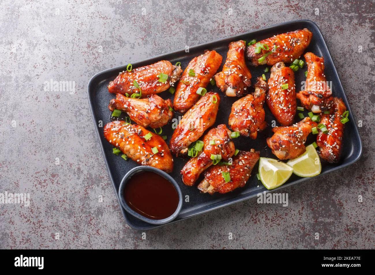 Chinesische, gebratene Hähnchenflügel in süß-würziger Hoisin-Sauce mit ...