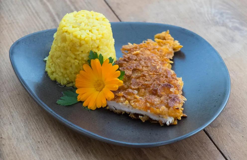 Putenschnitzel in Cornflakes-Kruste mit Kurkuma-Risotto - Küchenkompass
