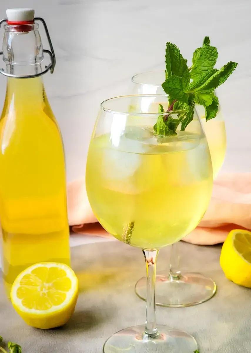 Limoncello Spritz - Refreshing Italian Lemon Cocktail | Recipe in 2021 ...