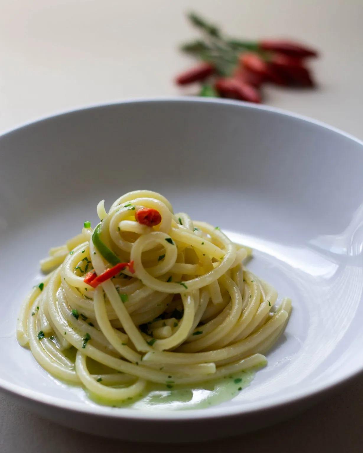 Spaghetti aglio olio e peperoncino for the World Pasta Day - Antonella ...