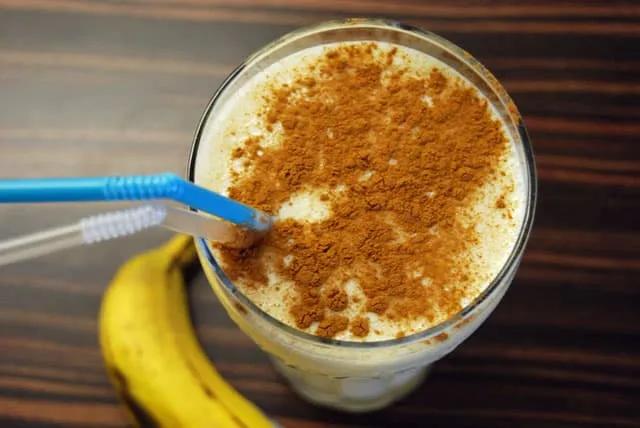 Bananen-Buttermilch-Shake - mit Eis verfeinert | AlleKochen.com