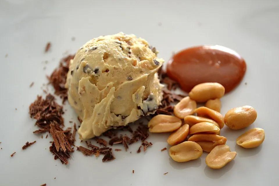 Karamell-Nougat Eis mit Erdnüssen | Rezept | Dessert ideen, Gefrorene ...