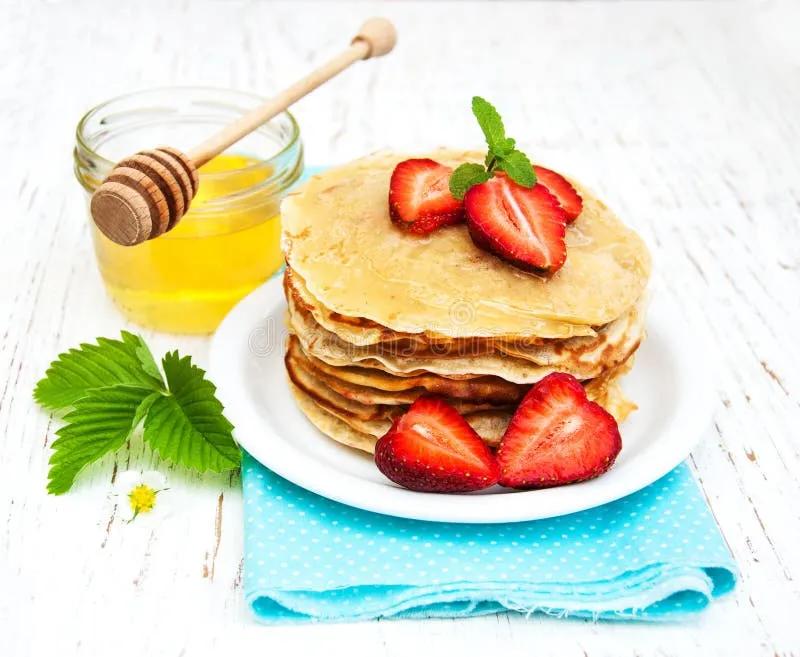 Pfannkuchen mit Erdbeeren stockfoto. Bild von organisch - 56998388