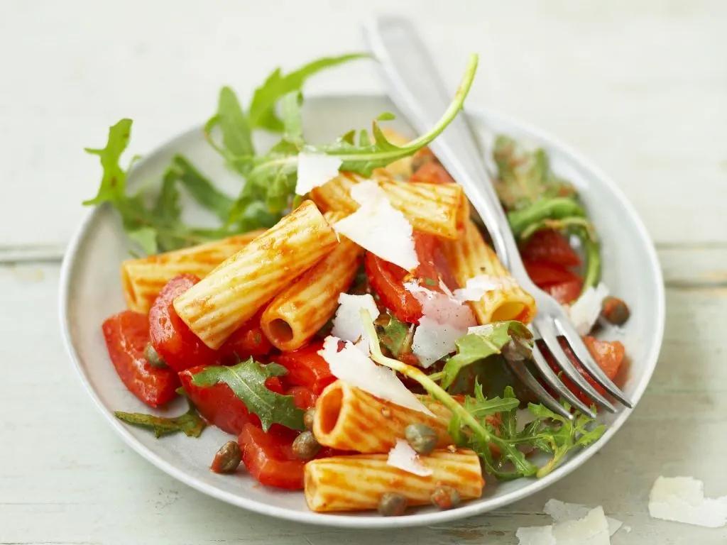 Scharfer Pastasalat mit Tomate, Kapern und Rucola Rezept | EAT SMARTER