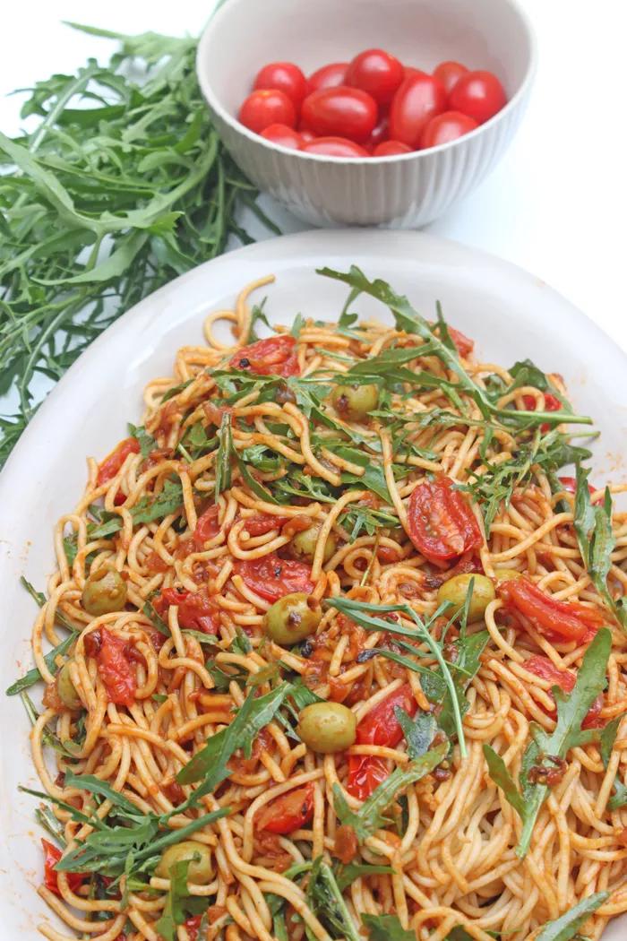 Spaghetti-Salat mit Tomaten, Oliven und Rucola in 20 Minuten