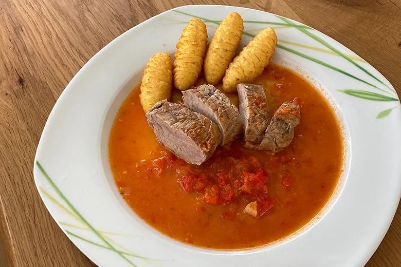 Schweinefilet mit Paprikasauce - Rezept | GuteKueche.de