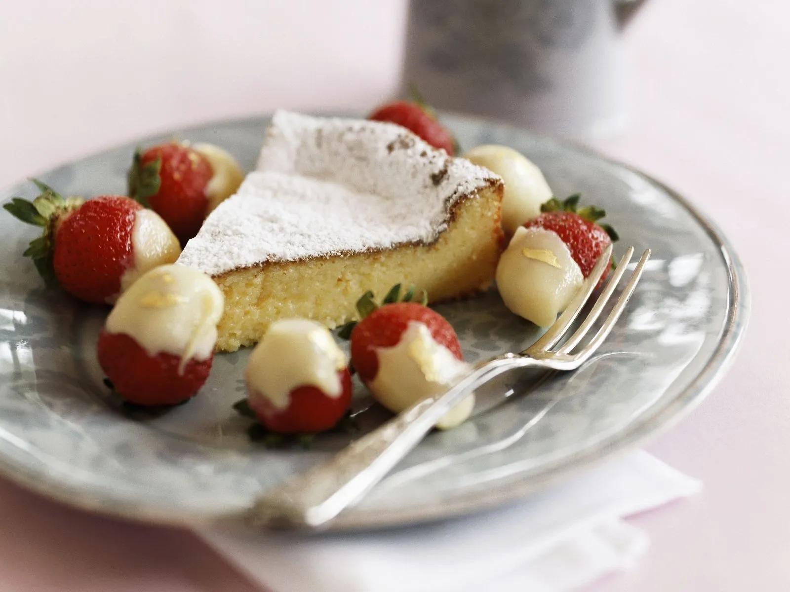 Weißer Schokoladenkuchen mit Schokoladen-Erdbeeren Rezept | EAT SMARTER