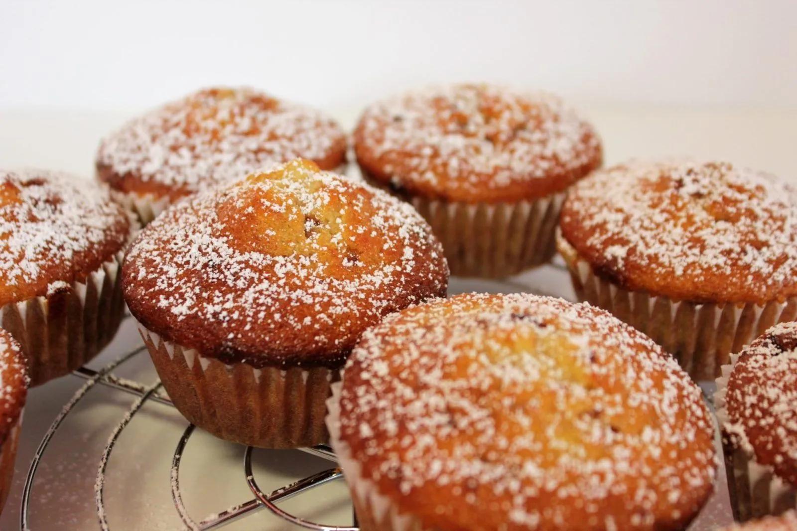 Backen mit kindern saftige bananenmuffins mit schokolade laktosefrei ...