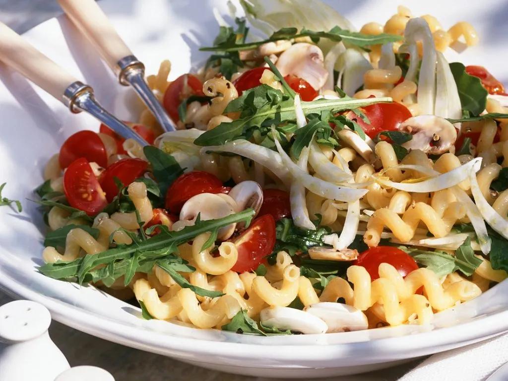 Tomaten-Nudel-Salat mit Rucola und Pilzen Rezept | EAT SMARTER