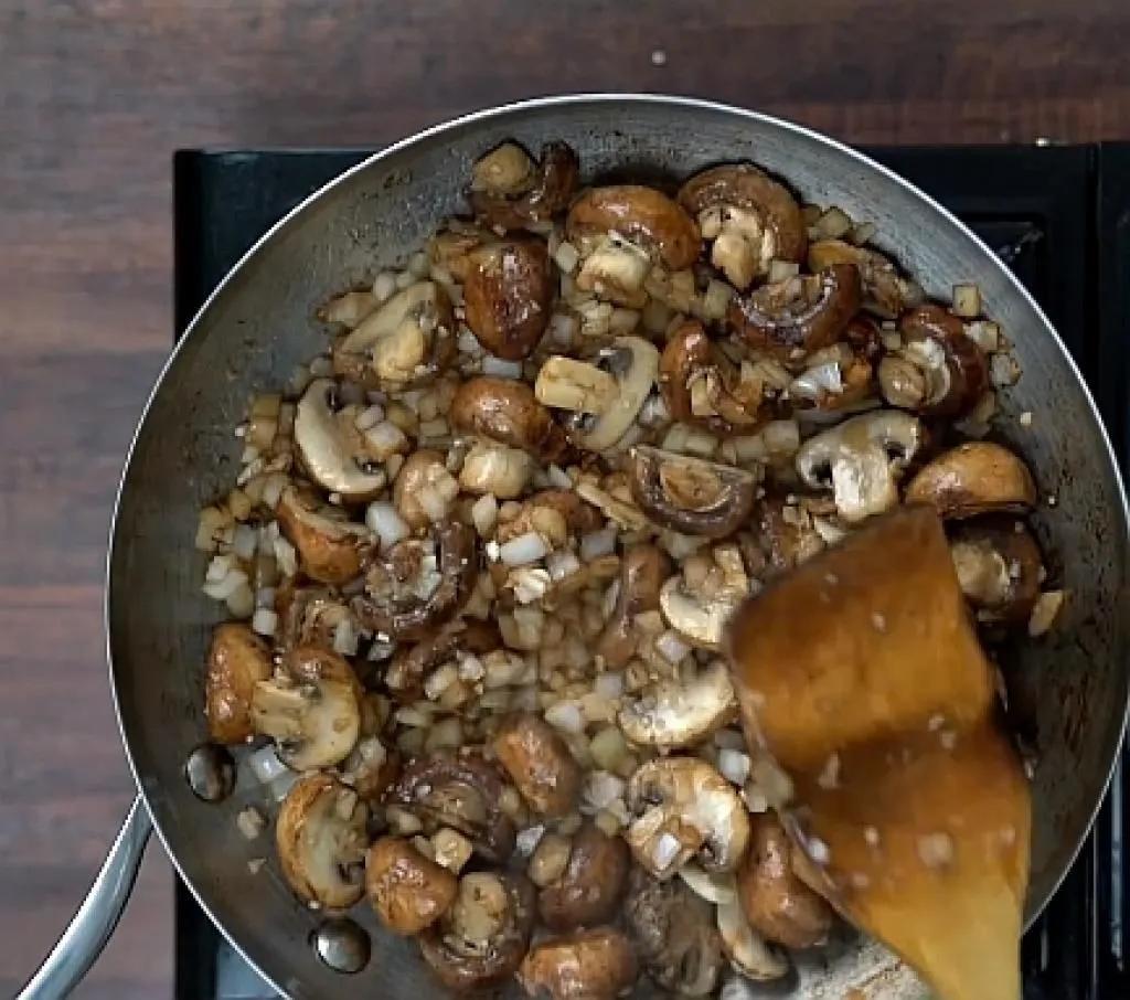 Champignons sautés à la sauce au vin blanc et à l&amp;#39;ail, un ...