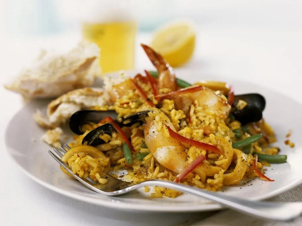 Meeresfrüchte-Paella mit Bohnen und Kaninchen Rezept | EAT SMARTER