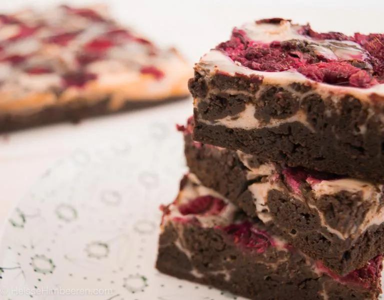 Cheesecake Brownies mit fruchtigen Himbeeren - Heisse Himbeeren