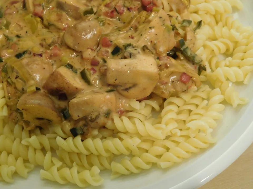 Nudeln mit cremiger Champignon - Lauch - Soße von machal | Chefkoch.de