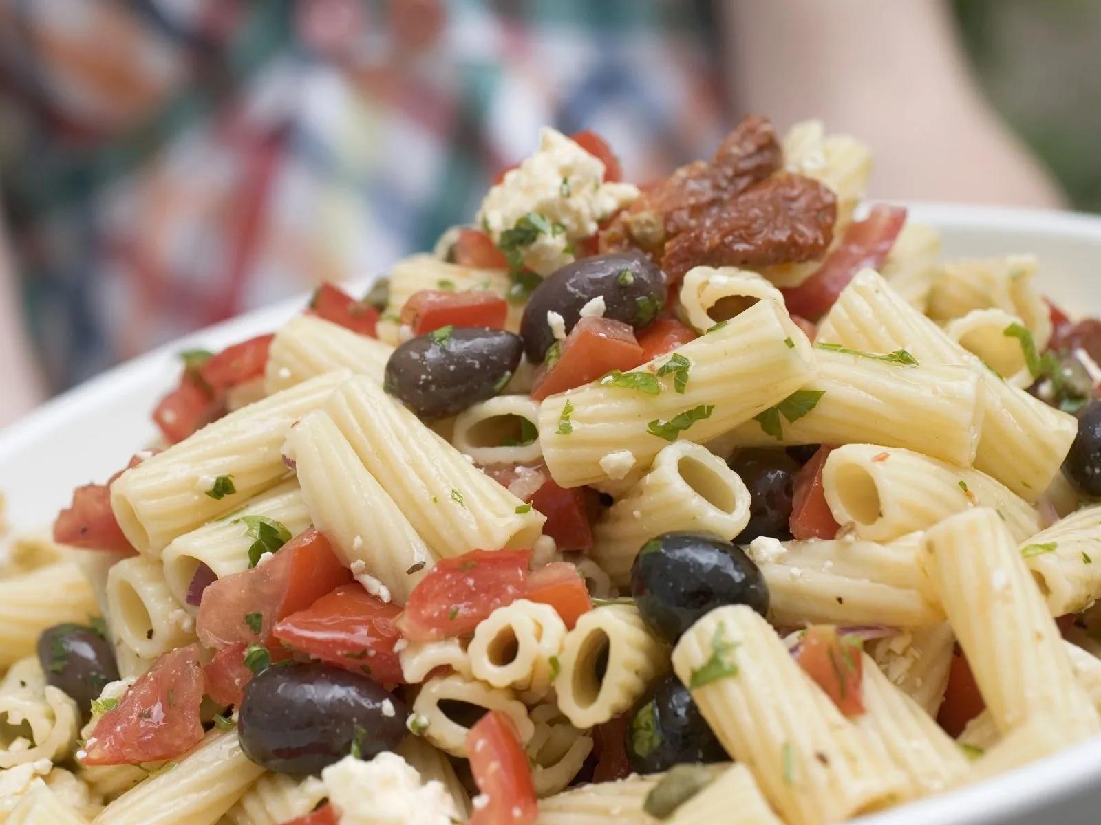 Pastasalat mit Oliven und Tomaten Rezept | EAT SMARTER