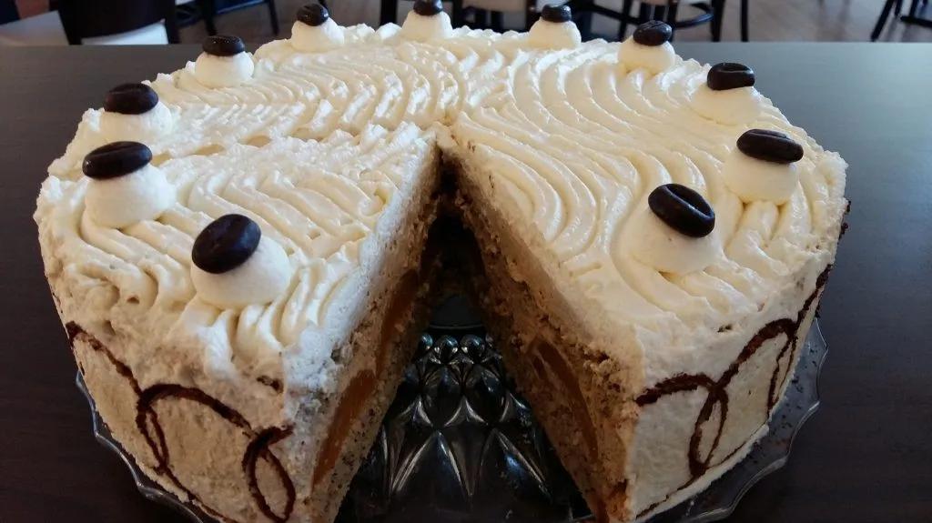 CaféCross | Rezept: Latte Macchiato-Torte mit Aprikosen