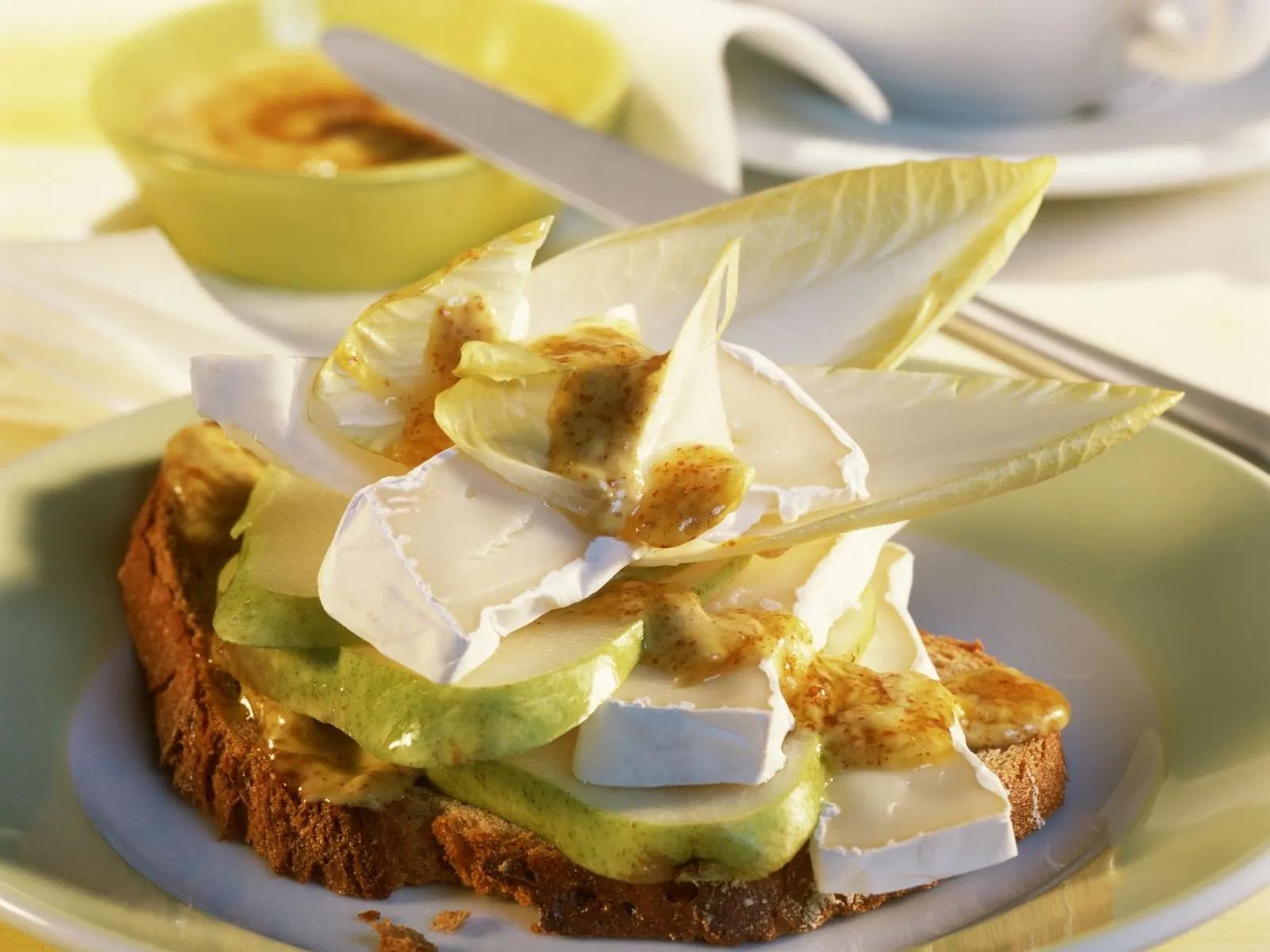 Brot mit Camembert, Birne und Senf Rezept | EAT SMARTER