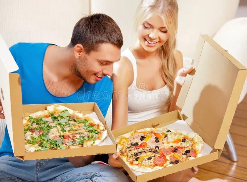 Romantische Paare, Die Zu Hause Pizza Essen Stockfoto - Bild von tragen ...