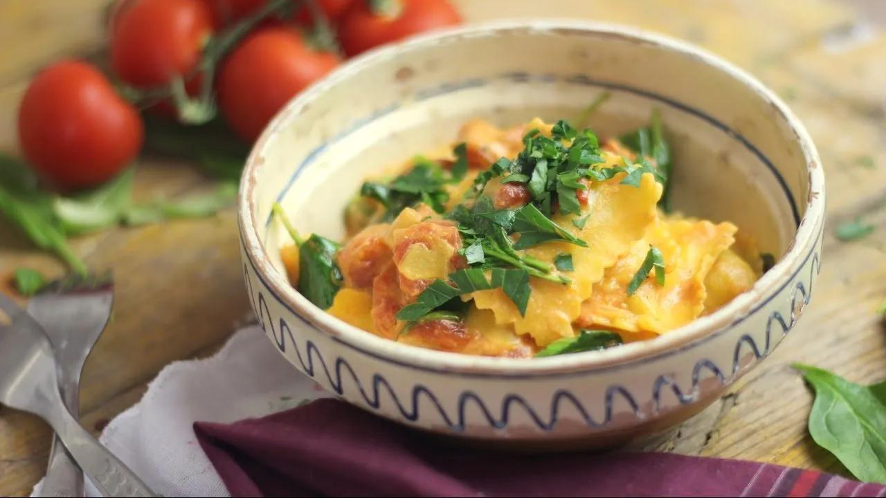 Ravioli in Tomaten-Spinat-Sauce | Soulfood | 15-Minuten Gericht (vegan ...