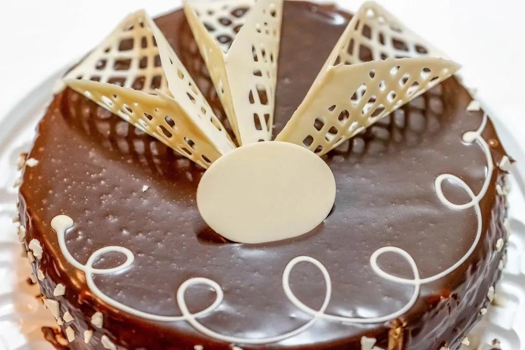 Schokoladenkuchen mit weißer Dekoration für Grußbotschaft zu Geburtstag ...