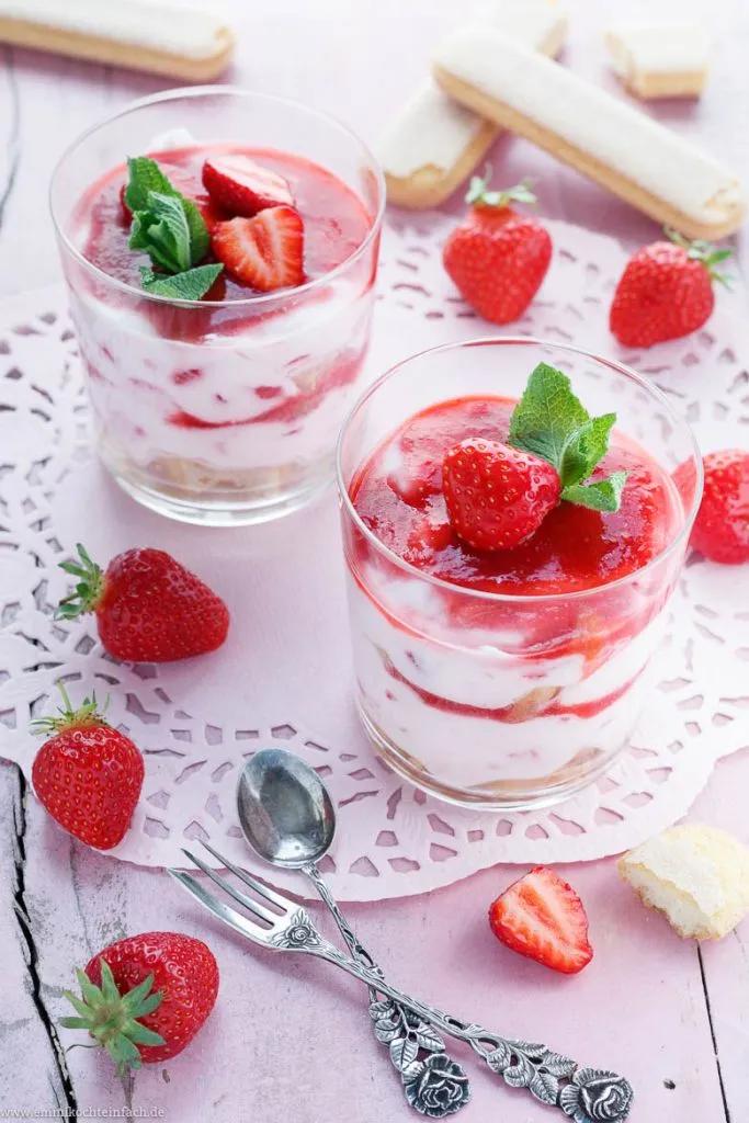Erdbeer Tiramisu im Glas - Ein Dessert-Traum - emmikochteinfach