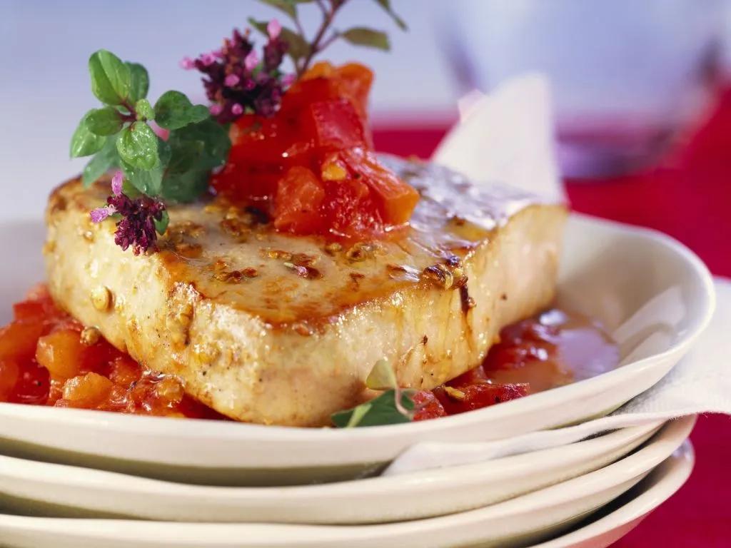 Thunfisch mit Tomaten-Paprika-Salsa Rezept | EAT SMARTER