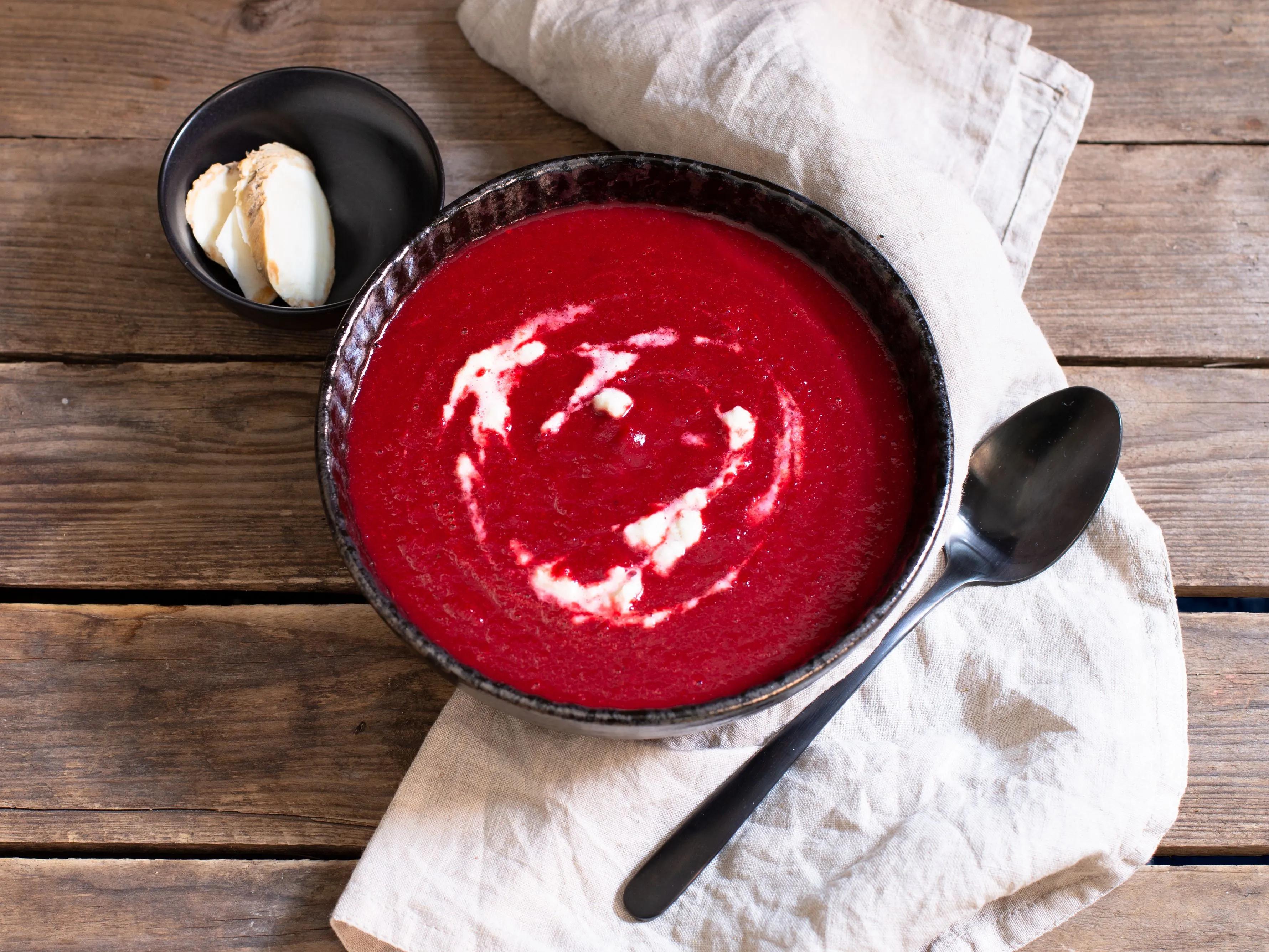 Rote-Bete-Suppe mit Meerrettich und Apfel Rezept | EAT SMARTER