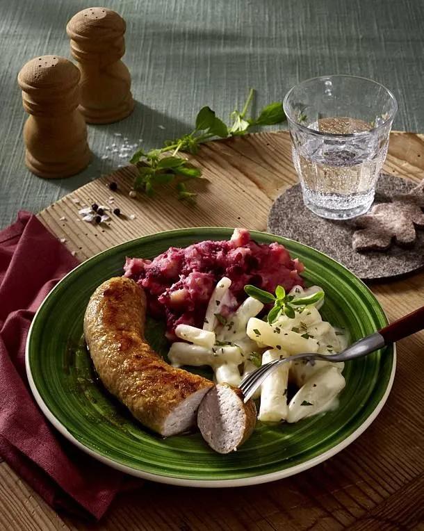 Bratwurst mit Schwarzwurzel-Rahmgemüse und Rote Bete-Püree | Rezept ...