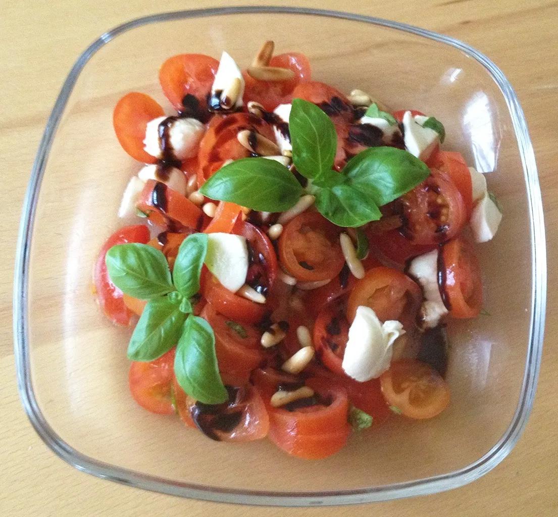 Tomaten Salat mit Mozzarella, Basilikum und Aceto Balsamico