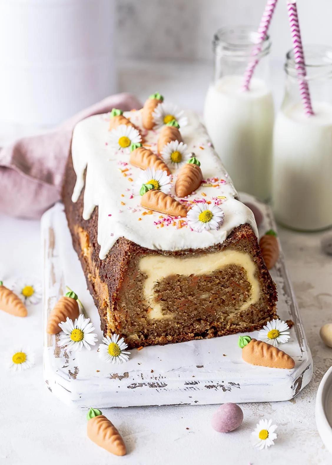 Saftiger Carrot Cake (Karottenkuchen) mit Cheesecake-Füllung - Emma&amp;#39;s ...