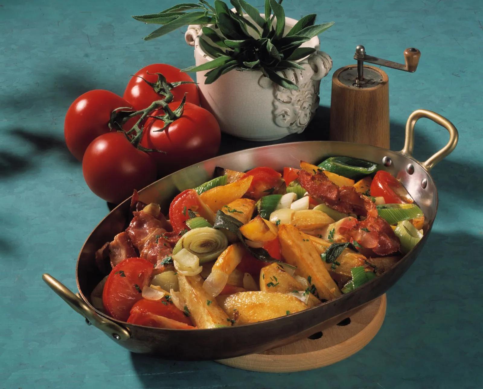 Kartoffel-Porree-Pfanne mit Tomaten Rezept | EAT SMARTER