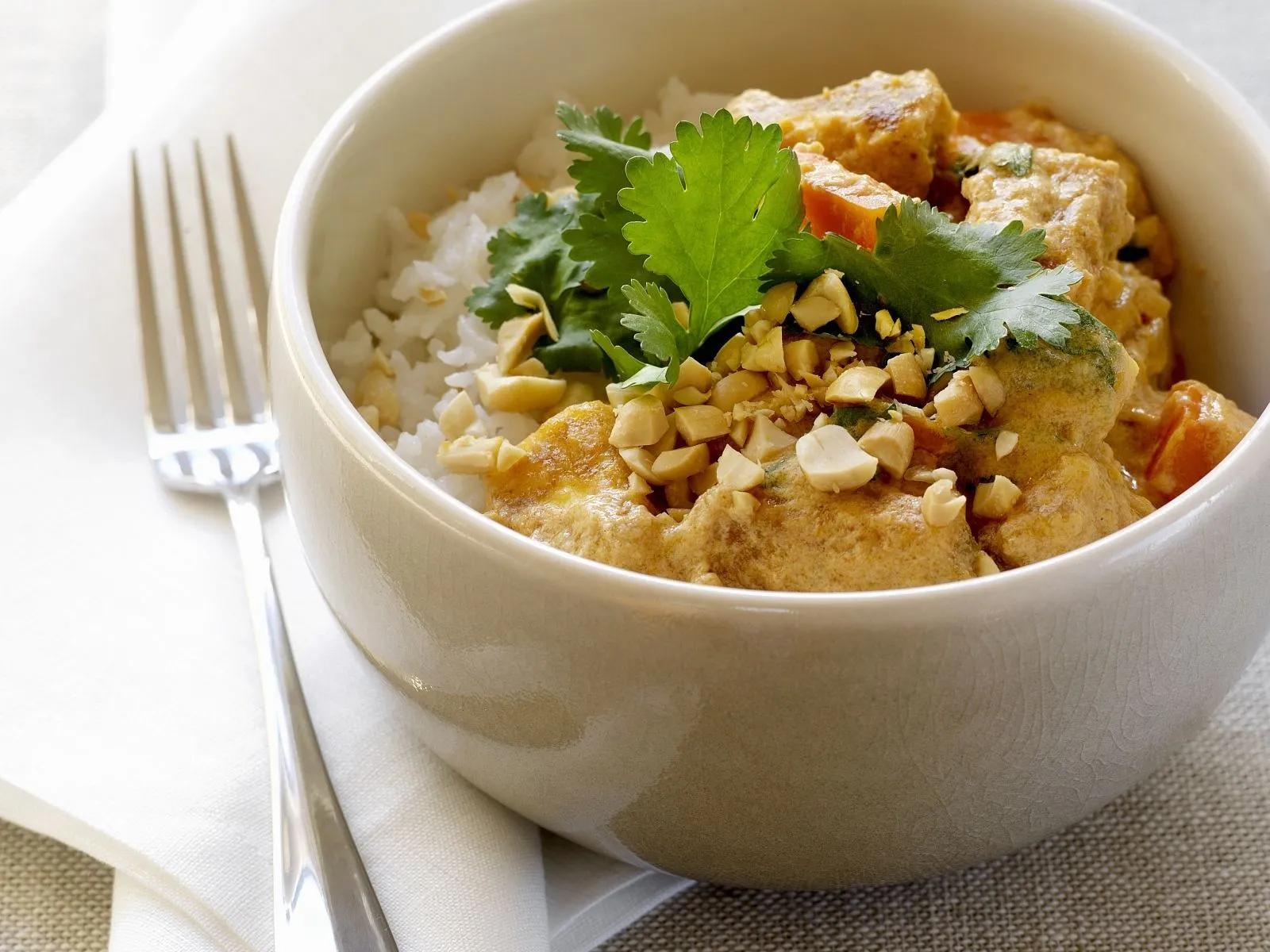 Erdnuss-Curry mit Tofu Rezept | EAT SMARTER