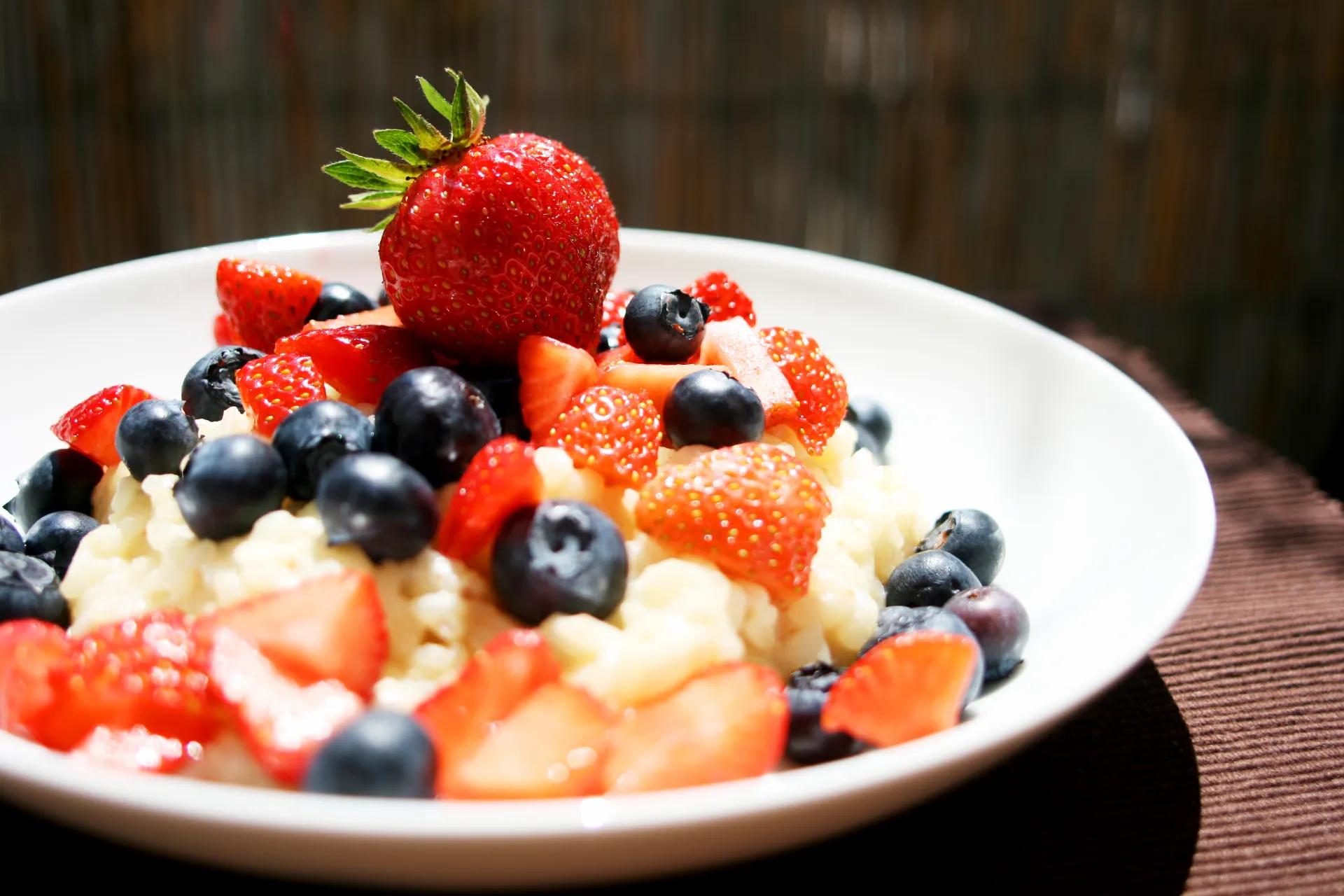 CARBOLOADING: Blaubeer Milchreis mit Erdbeeren