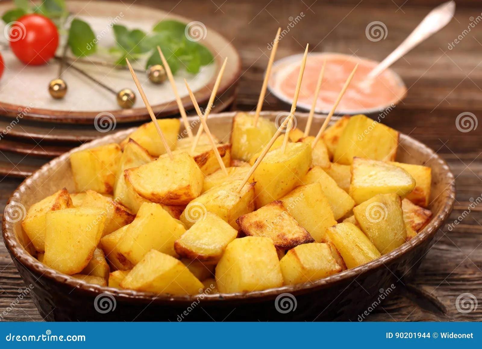 Patatas-bravas Traditionelle Spanische Kartoffel-Snack Tapas Stockfoto ...