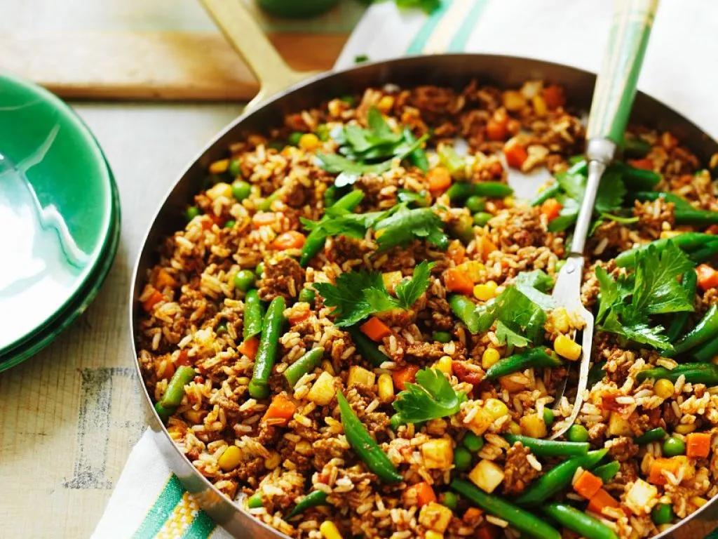 Hackfleisch-Reis-Pfanne mit Gemüse Rezept | EAT SMARTER