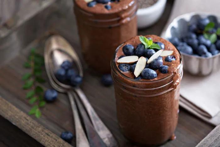 Gesunder und leckerer Chia Schokopudding mit Blaubeeren