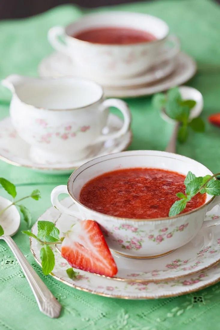Kalte Erdbeersuppe mit Tapioka Rezept | EAT SMARTER