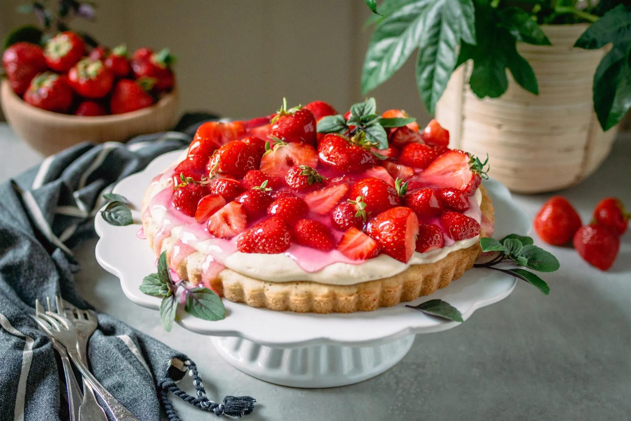 Veganer Erdbeerkuchen mit feinem Biskuitboden • veggies | vegan