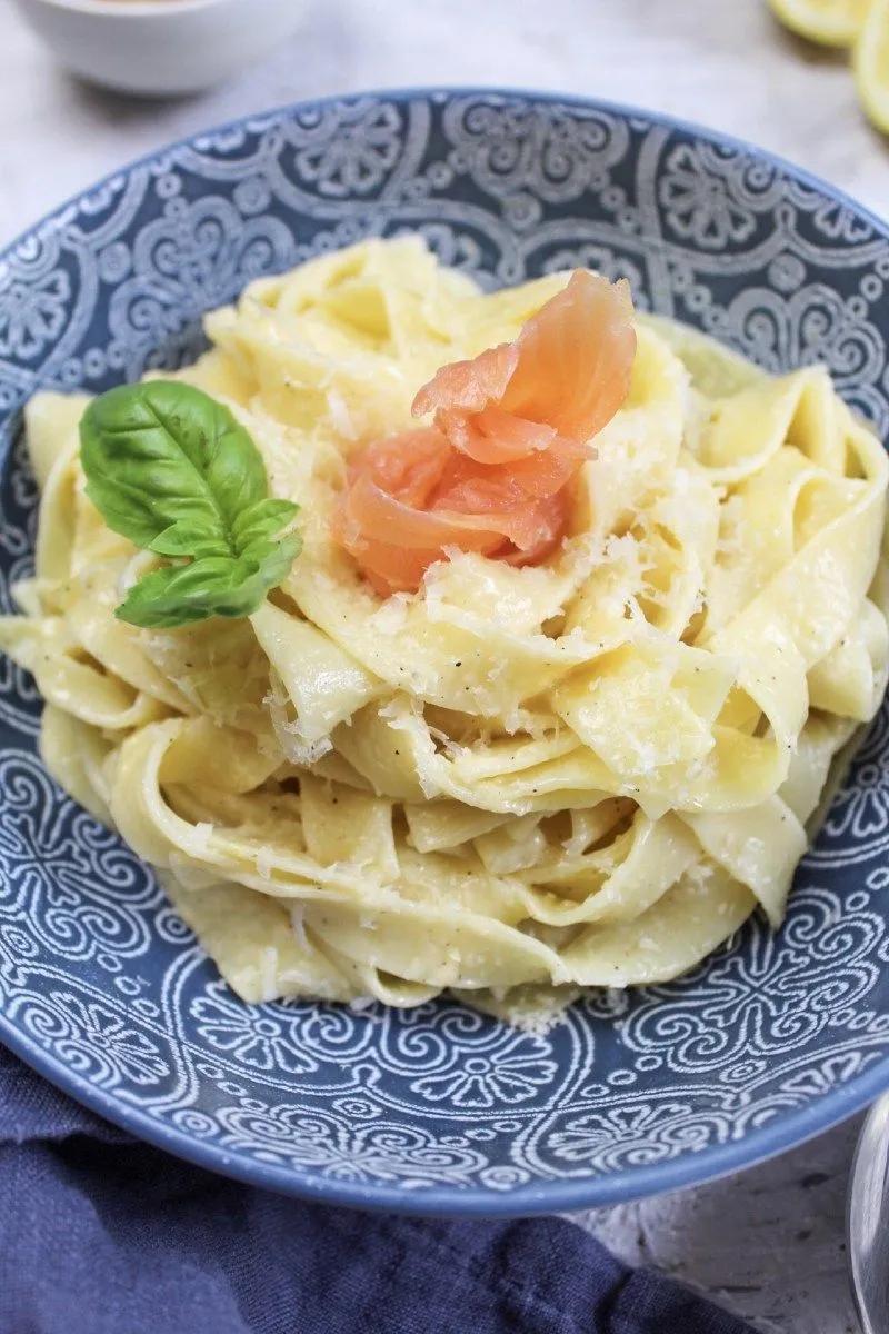 Fettuccine in Zitronen-Sahnesoße mit Lachs | Rezept | Zitronensauce ...