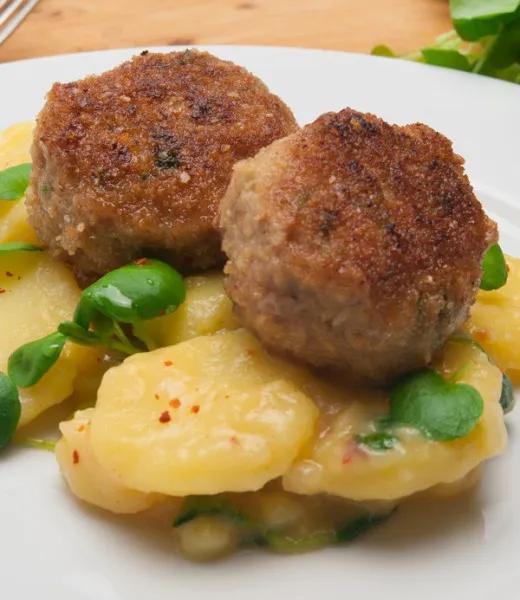 Rezept: Fleischpflanzerl mit Kartoffel-Gurkensalat