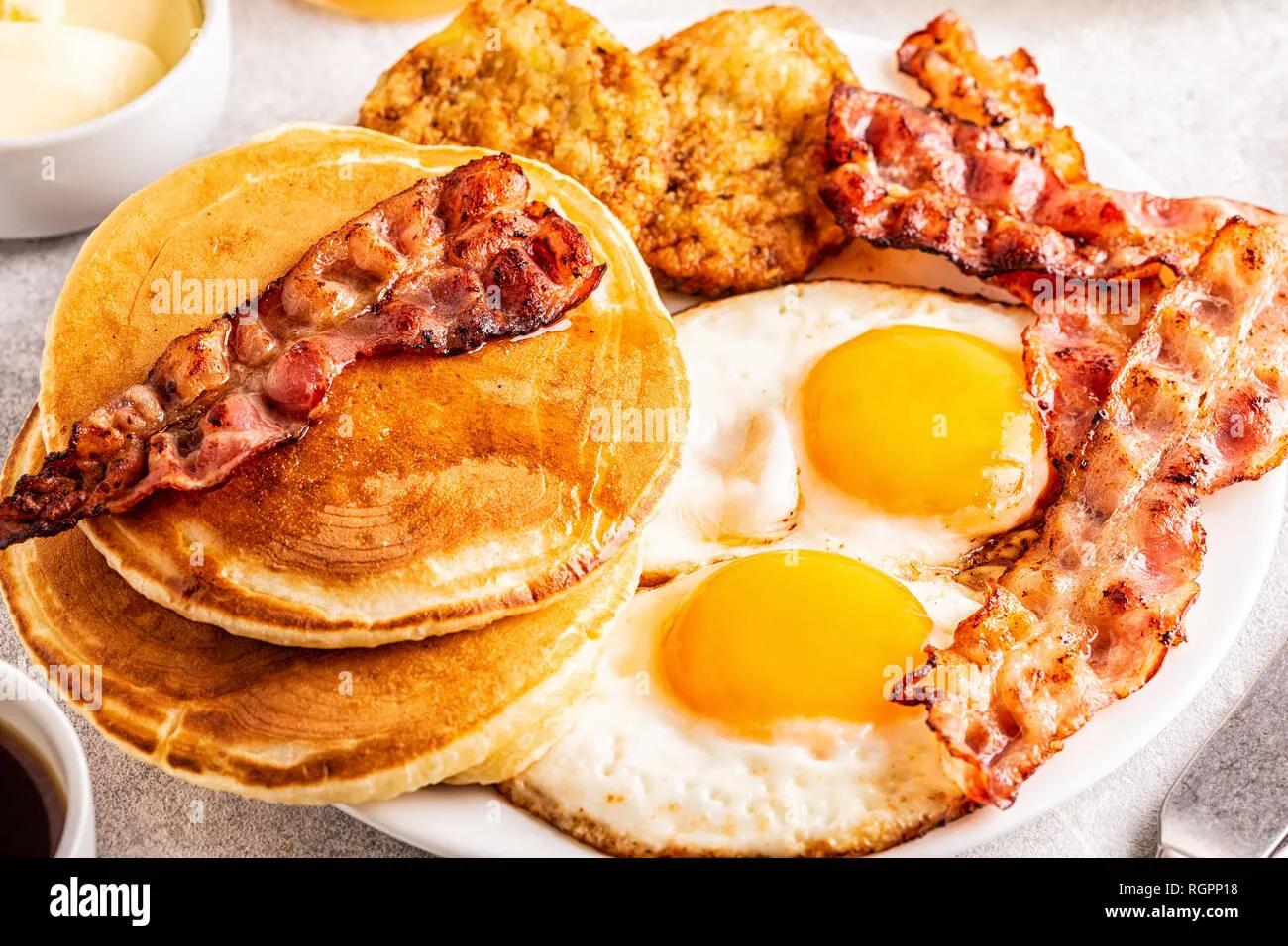 Gesundes Amerikanisches Frühstück mit Eiern, Speck, Pfannkuchen und ...